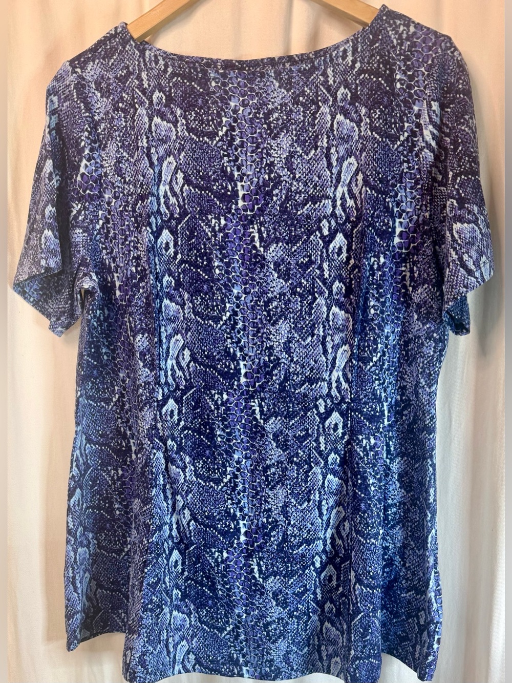 Women’s Short Sleeve Snake-Print Tee in Blue